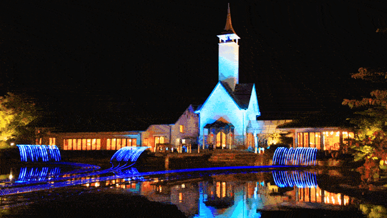 藉助最先進的計算機控制技術,配合優美的背景音樂,運用可呈現約 640 億種色彩的最新 LED,打造出 “光之大河”。 藉助最先進的計算機控制技術,配合優美的背景音樂,運用可呈現約 640 億種色彩的最新 LED,打造出 “光之大河”。