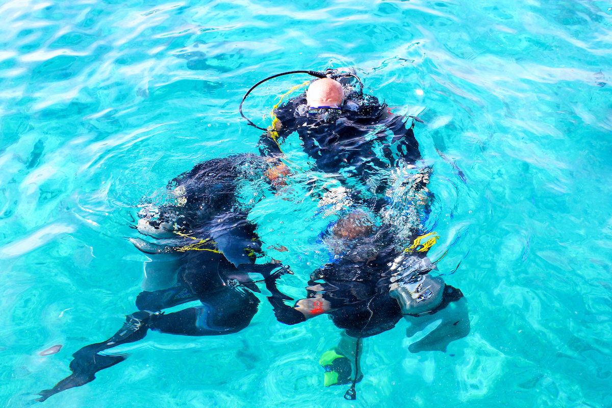 PADI スキューバリフレッシャーコース（タオ島 / PADI 5スターCDC提供）