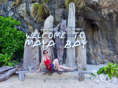在瑪雅灣欣賞美麗的碧綠海水,這裡因萊昂納多·迪卡普里奧主演的電影《海灘》而聞名。由於環境保護的原因,這裡不允許游泳,但也正因為如此,您或許能在岸邊看到小鯊魚。 在瑪雅灣欣賞美麗的碧綠海水,這裡因萊昂納多·迪卡普里奧主演的電影《海灘》而聞名。由於環境保護的原因,這裡不允許游泳,但也正因為如此,您或許能在岸邊看到小鯊魚。