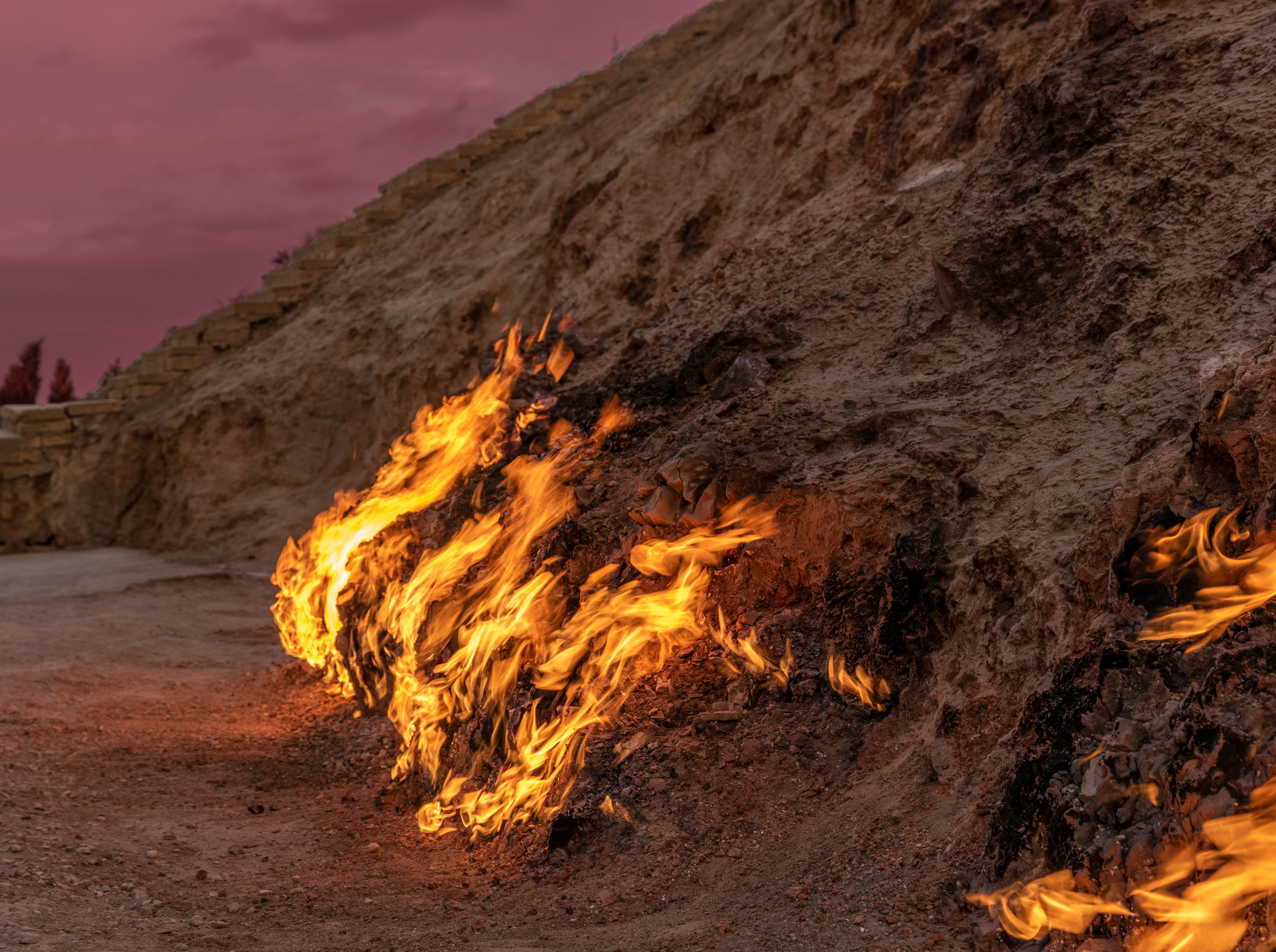 Из Баку: тур по Гобустану, грязевым вулканам и Храму огня