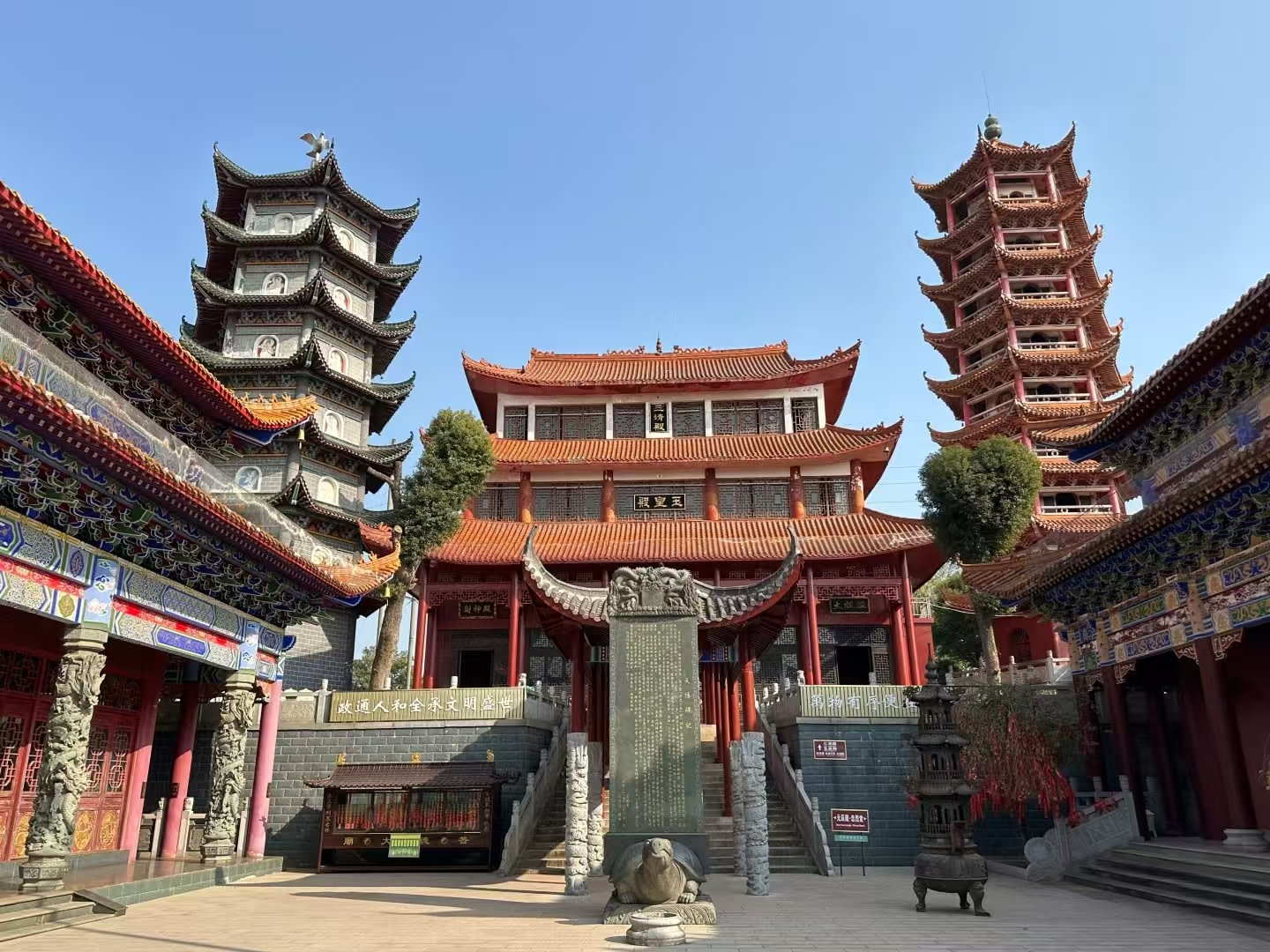 是全國紀念屈原僅存的古建築,祠內藏有古今中外各種版本的有關屈原的書籍和歷朝碑刻,是研究屈原的寶貴資料 是全國紀念屈原僅存的古建築,祠內藏有古今中外各種版本的有關屈原的書籍和歷朝碑刻,是研究屈原的寶貴資料