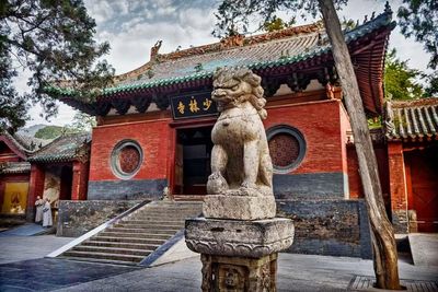 少林寺,因寺院建於少室山的密林深處,所以稱 “少林” ,清代景日昣在《說嵩》中解釋 “少林者,少室之林也” 少林寺,因寺院建於少室山的密林深處,所以稱 “少林” ,清代景日昣在《說嵩》中解釋 “少林者,少室之林也”