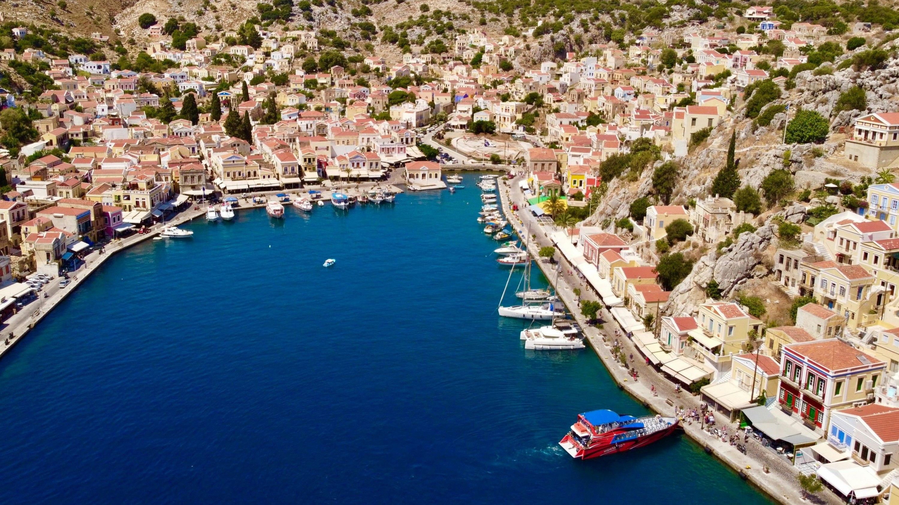 錫米島 (Symi Island) 乘船體驗，並在聖喬治灣 (St George's Bay) 享受游泳樂趣