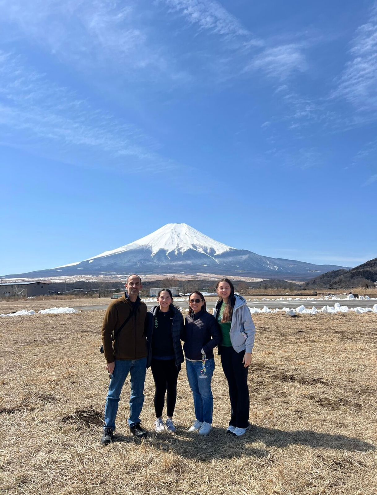 令人歎為觀止的景色和蔚藍的天空——站在雄偉的富士山腳下，周圍環繞著寧靜、清新的空氣和美好的陪伴。