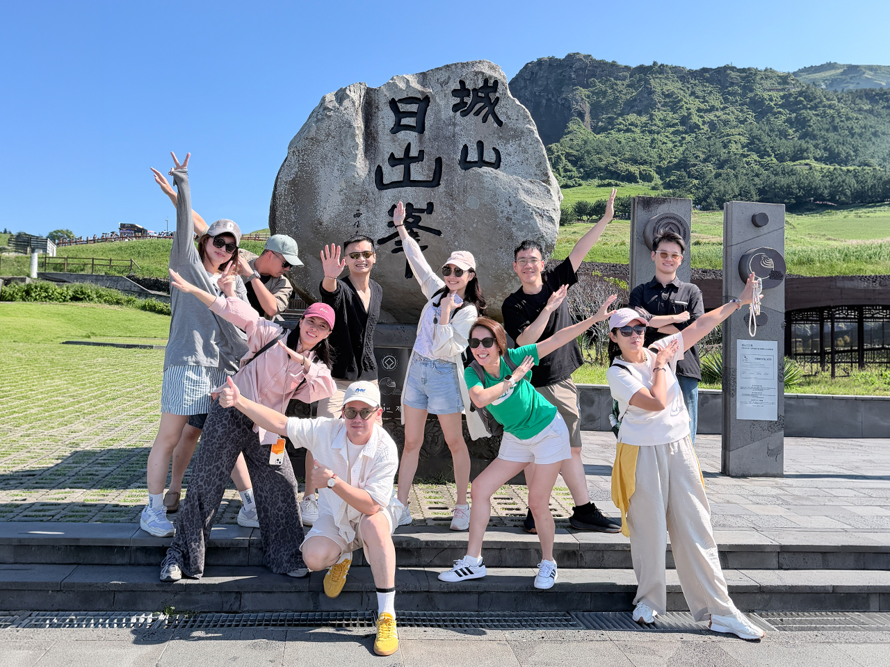 選擇你最愛的濟州島:東部、南部或西南部!加入我們,展開一趟你絕不會後悔的旅程。我們承諾讓你在島上的一天真正特別且無憂無慮。 選擇你最愛的濟州島:東部、南部或西南部!加入我們,展開一趟你絕不會後悔的旅程。我們承諾讓你在島上的一天真正特別且無憂無慮。