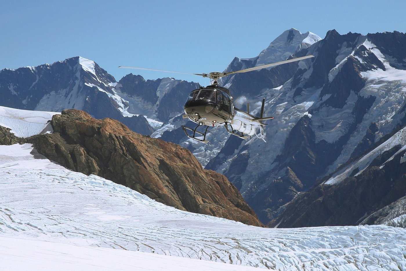 在庫克山高聳的懸崖邊滑翔而過，欣賞崎嶇山脈上閃閃發光的冰川。