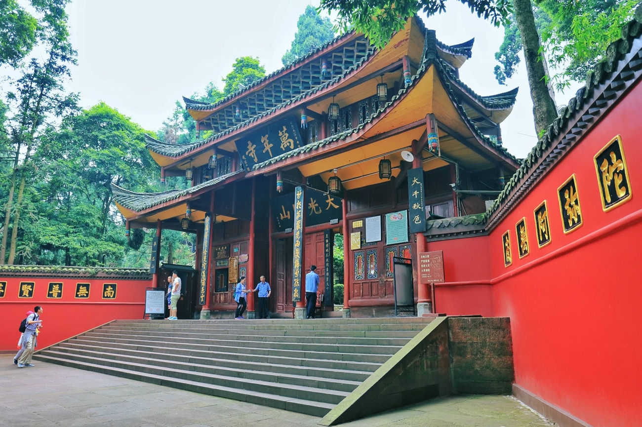 The thousand-year-old Wannian Temple, with its lingering Buddhist chants and hidden greenery, quietly guards the years, waiting for you to find a piece of Zen