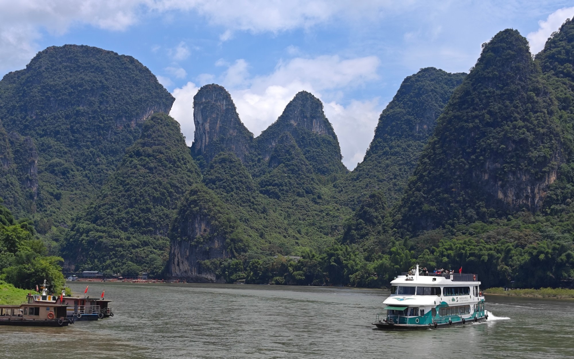 Guilin Yangshuo Li River Day Tour (Four/Three Star Cruise + Round Trip with Car)