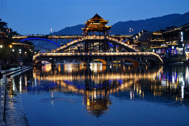 鳳凰古城，因沈從文《邊城》而聞名，被譽為“中國最美小城”。它依沱江而建，核心魅力在於其整體的山水畫卷意境。