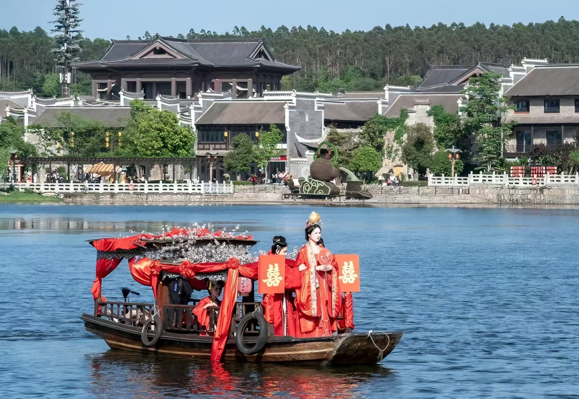 《水上婚禮》，乘花轎、拜天地，完整還原傳統水上婚俗，紅衣新人撒喜糖時記得搶彩頭哦！