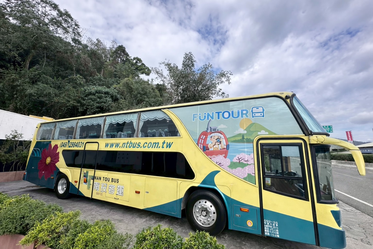 日月潭 FunTOUR觀光巴士一日遊：日月潭＆妮娜巧克力城堡＆紙教堂＆桑心實驗室(台中出發)