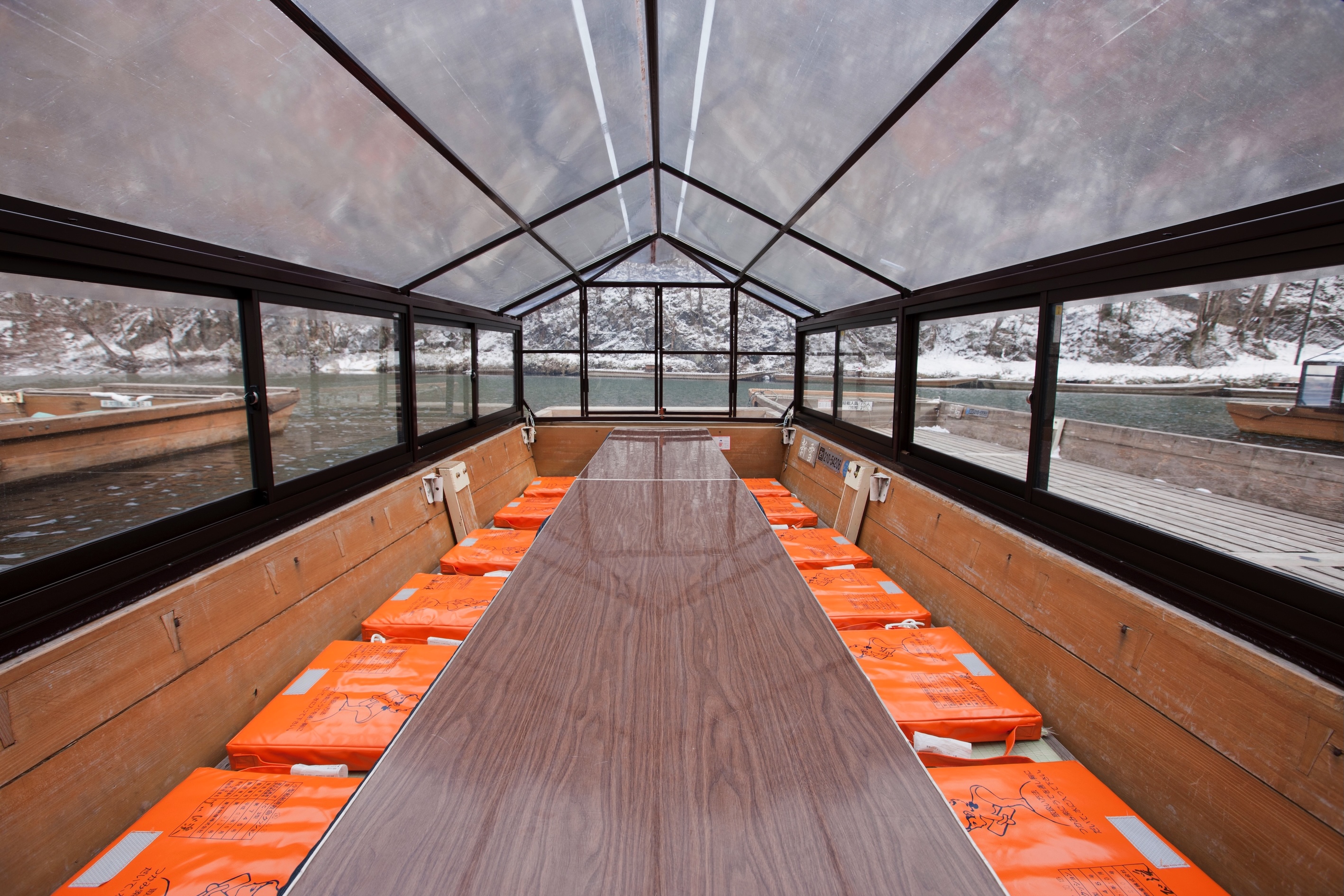 如果您在冬季造訪猊鼻溪，船隻會加裝透明罩，並配備「暖桌」（一種附有棉被的矮暖桌），讓乘客保持溫暖。