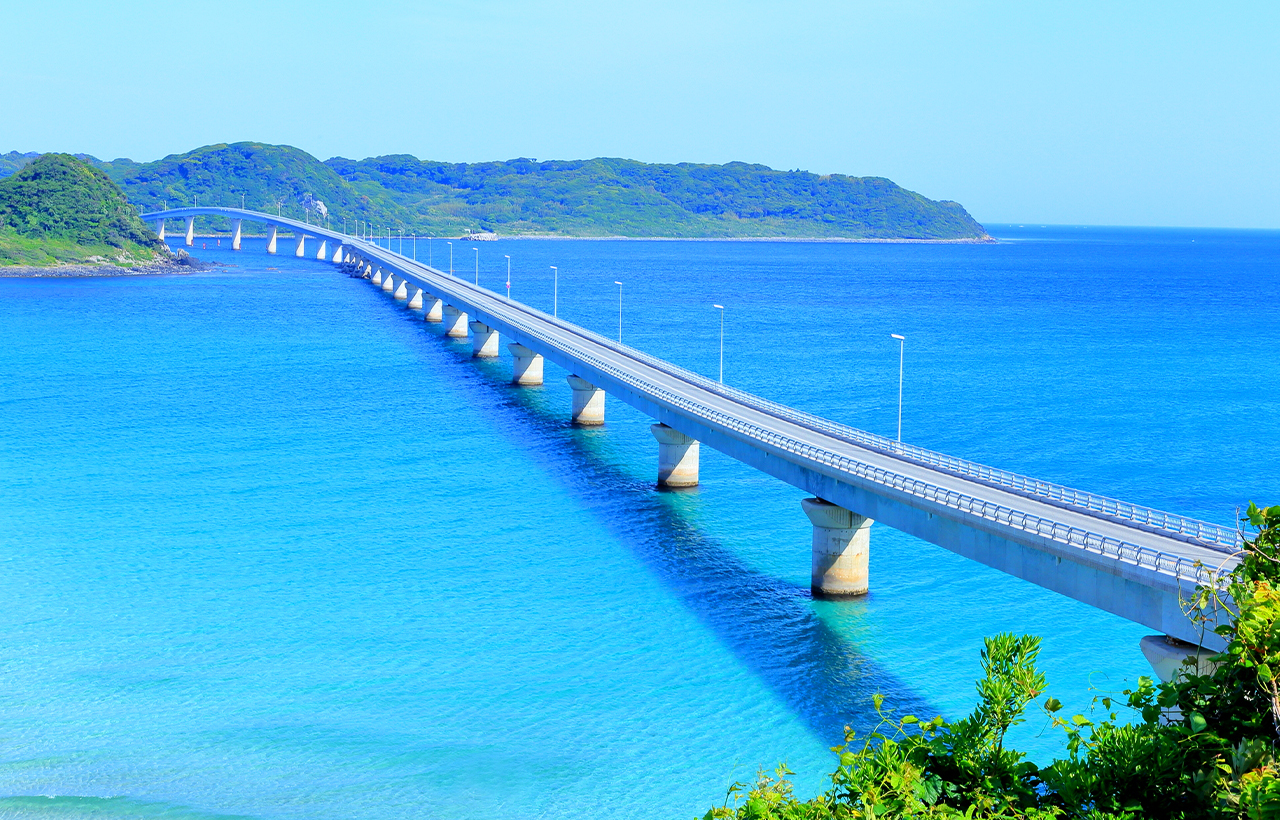 角島大橋是日本最夢幻的海上公路之一，橫跨碧藍海面，直通離島角島，宛如通往天邊的天空之橋。