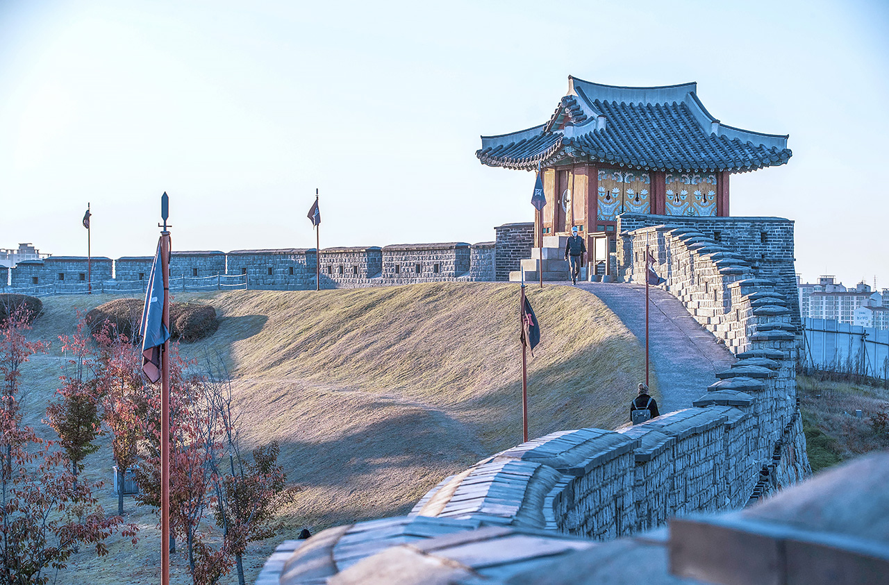 傳統建築、城門和水原華城的結構與凜冽的冬日空氣融為一體,更顯其古典之美。 傳統建築、城門和水原華城的結構與凜冽的冬日空氣融為一體,更顯其古典之美。