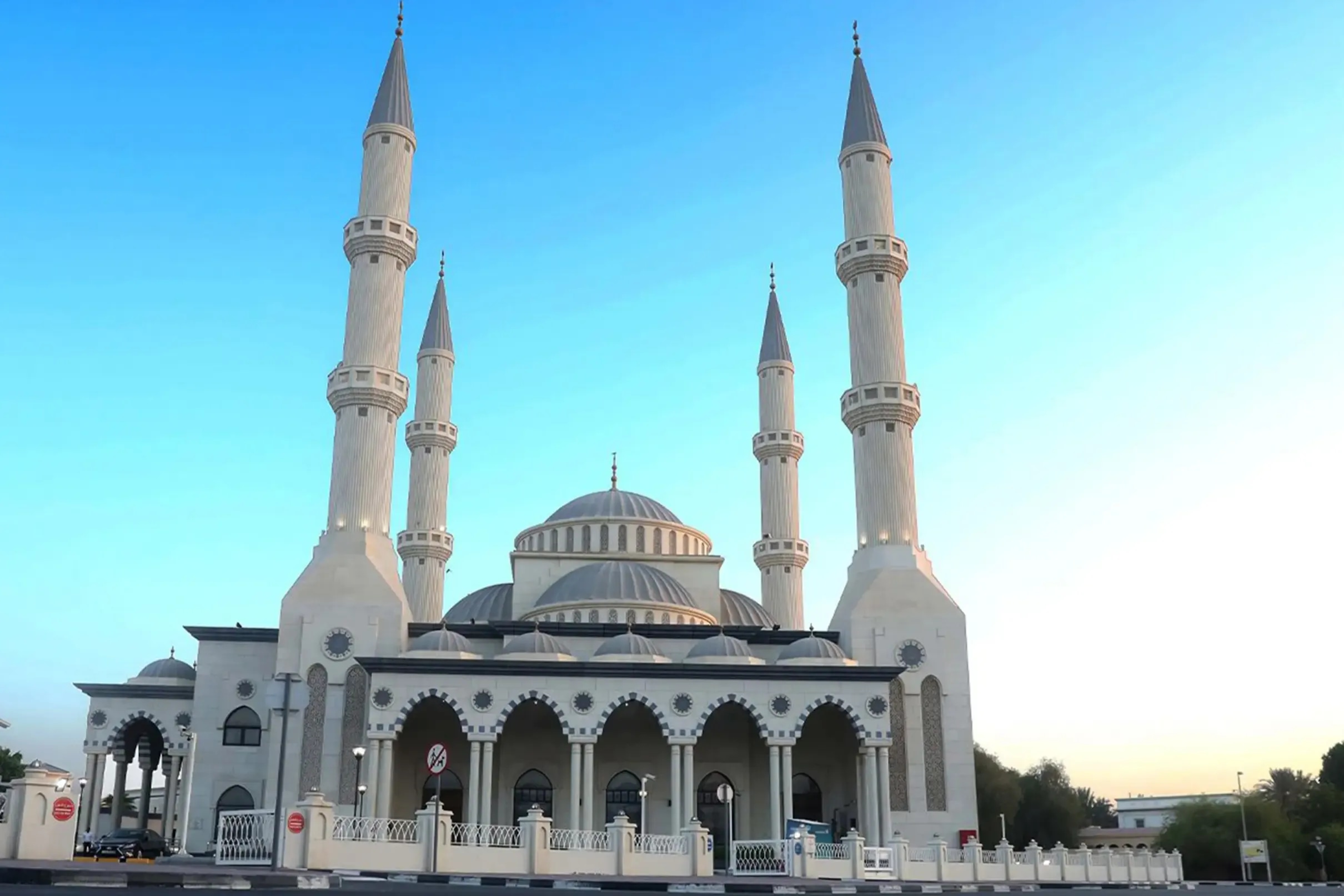 欣賞法魯克·奧馬爾·本·哈塔卜清真寺(Al Farooq Omar Bin Al Khattab Mosque)引人注目的建築和寧靜的精神氛圍 欣賞法魯克·奧馬爾·本·哈塔卜清真寺(Al Farooq Omar Bin Al Khattab Mosque)引人注目的建築和寧靜的精神氛圍