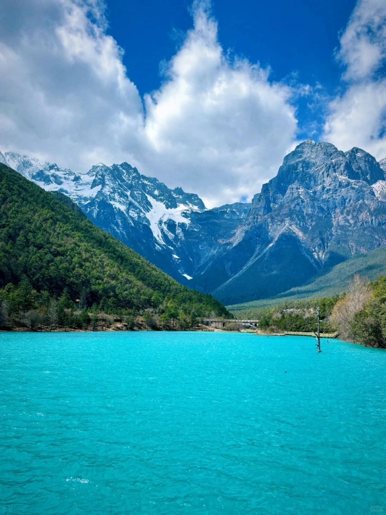 There are four lakes here: Yuye Lake, Jingtan Lake, Blue Moon Lake and Tingtao Lake. The lake water is as beautiful as a dream under the reflection of sunlight, and it is set off by the snow-capped mountains and forests, just like a fairyland.