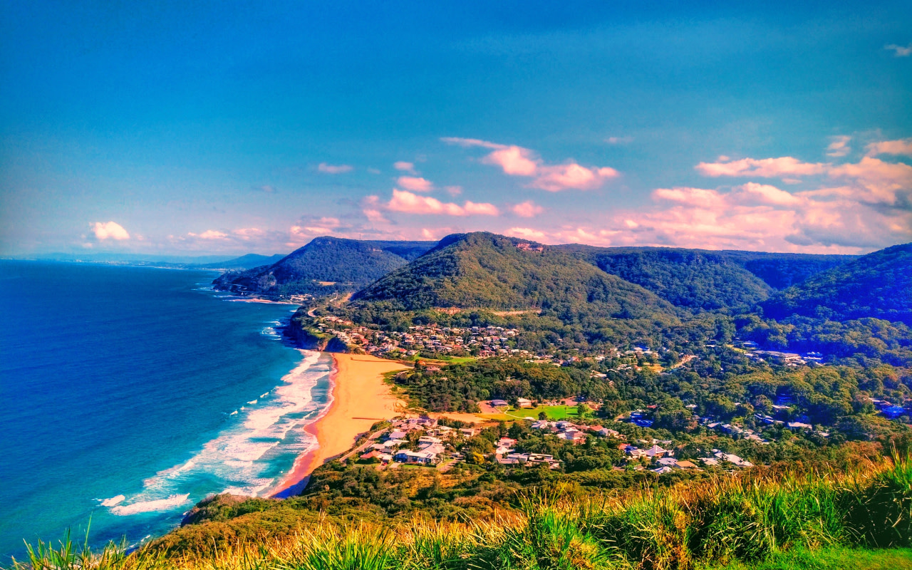 奇亞瑪噴水洞在燈塔旁壯觀噴發，海水強勁噴湧。
