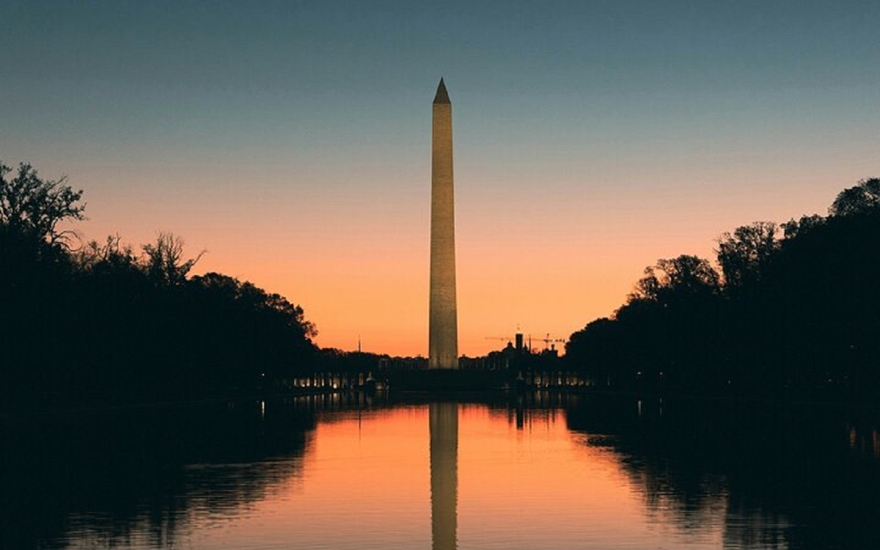 在華盛頓州難忘的夜間導覽體驗中，欣賞白宮的柔和光芒。