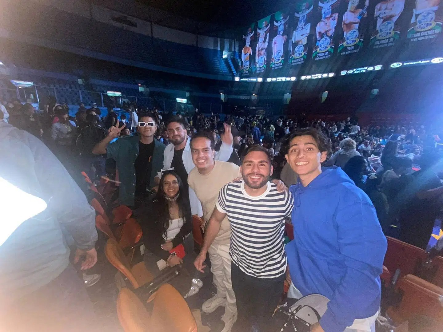 歡呼聲、歌聲和史詩般的動作——這才是真正的墨西哥娛樂！