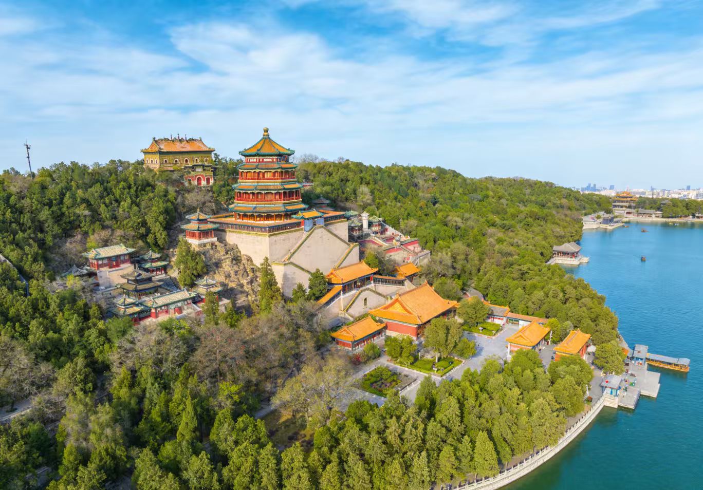 若選擇含多景點的方案,司機將按約定在長城遊覽完畢送您到下一個景區的停車場,之後在車內等候你遊玩結束,全程交通銜接順暢省心。
(一)方案搭配:慕田峪長城 + 頤和園
頤和園是中國清朝皇家園林,也是保存最完整的一座皇家行宮御苑,被譽為 “皇家園林博物館”,以昆明湖、萬壽山為核心,融匯了江南園林的精巧雅緻與北方皇家園林的恢弘氣派。抵達後,你可漫步長廊(廊上繪有 1.4 萬餘幅彩繪,涵蓋山水、花鳥、人物),登萬壽山俯瞰昆明湖全景,或乘船遊湖近距離欣賞十七孔橋的對稱之美;感受皇家園林的歷史底蘊與美學價值。 若選擇含多景點的方案,司機將按約定在長城遊覽完畢送您到下一個景區的停車場,之後在車內等候你遊玩結束,全程交通銜接順暢省心。
(一)方案搭配:慕田峪長城 + 頤和園
頤和園是中國清朝皇家園林,也是保存最完整的一座皇家行宮御苑,被譽為 “皇家園林博物館”,以昆明湖、萬壽山為核心,融匯了江南園林的精巧雅緻與北方皇家園林的恢弘氣派。抵達後,你可漫步長廊(廊上繪有 1.4 萬餘幅彩繪,涵蓋山水、花鳥、人物),登萬壽山俯瞰昆明湖全景,或乘船遊湖近距離欣賞十七孔橋的對稱之美;感受皇家園林的歷史底蘊與美學價值。