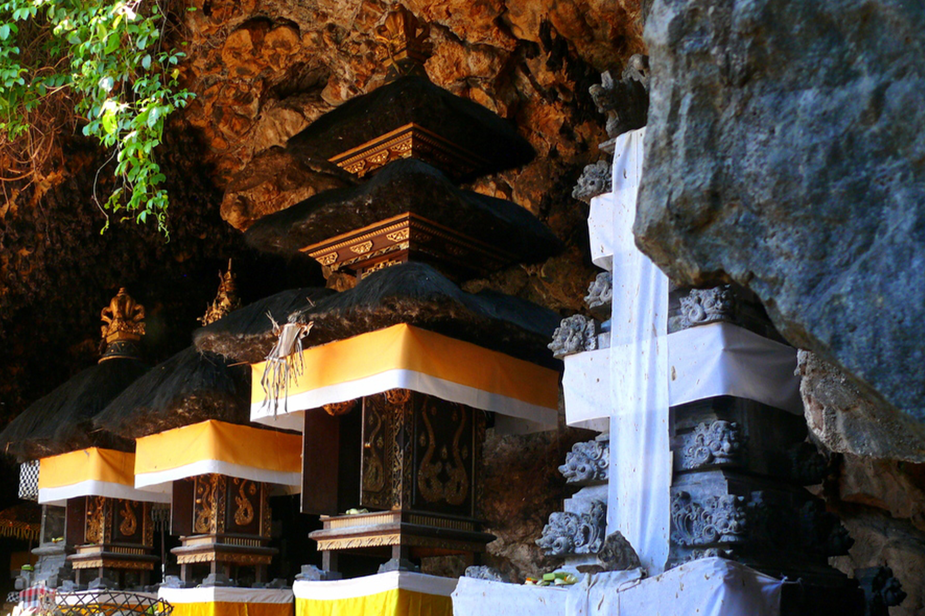 果阿拉瓦是巴厘島的一座神聖的洞穴寺廟,以其龐大的蝙蝠群和獨特的濱海位置而聞名,提供了一種精神氛圍和迷人的海岸景色。 果阿拉瓦是巴厘島的一座神聖的洞穴寺廟,以其龐大的蝙蝠群和獨特的濱海位置而聞名,提供了一種精神氛圍和迷人的海岸景色。