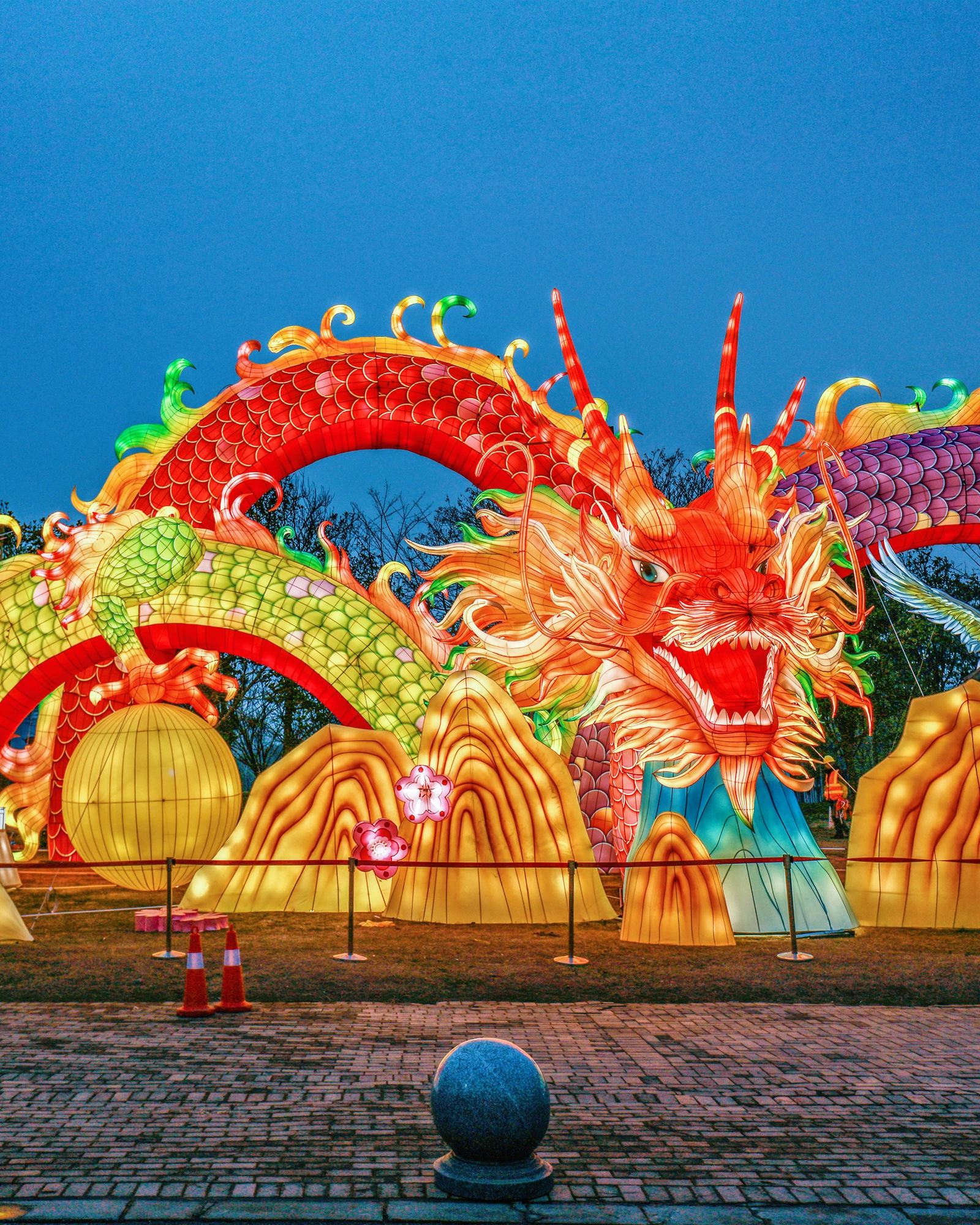 巨型彩燈龍，夜景燈光璀璨