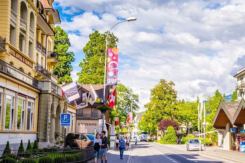 Interlaken Private Walking Tour with Cable Car to Harder Mountain