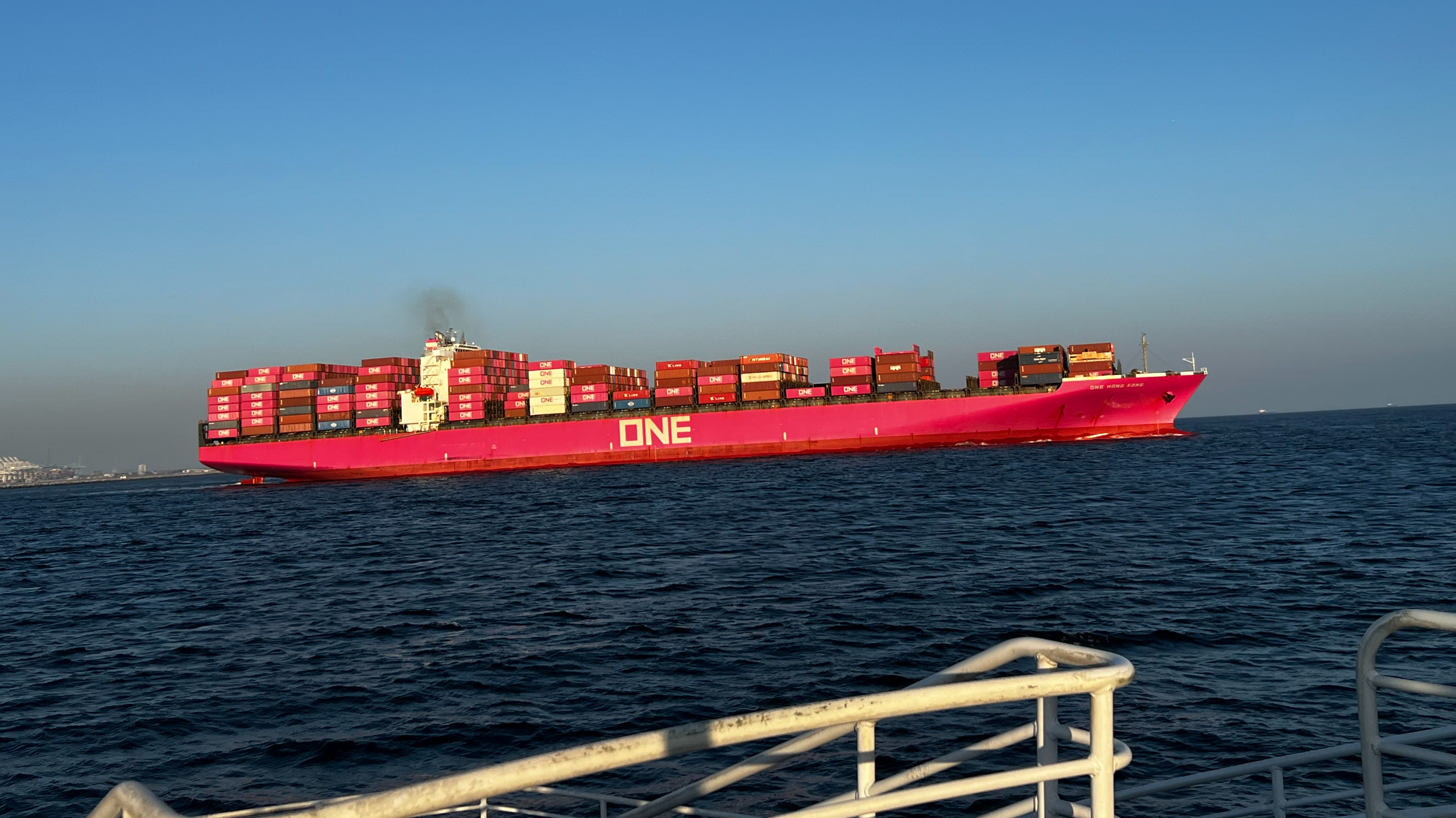 從水上駛過聖佩德羅（San Pedro）海濱，欣賞洛杉磯（L.A.）美麗的天際線風光。