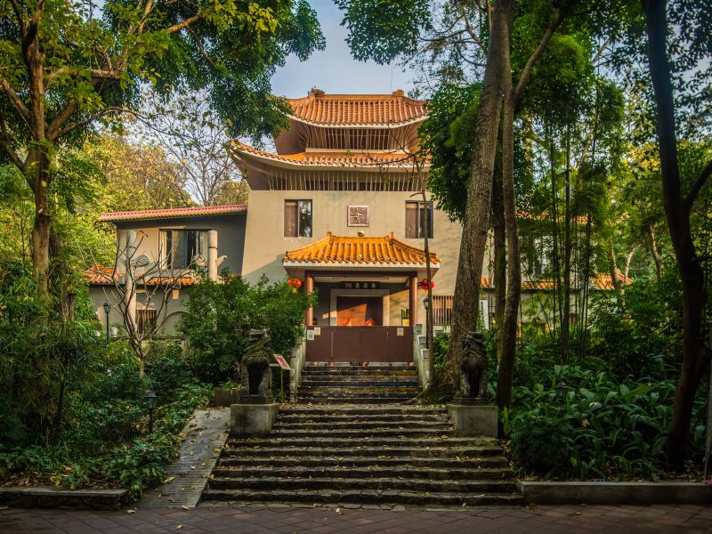 越秀公園：廣州最大的綜合性公園，也是城市歷史的縮影。公園內有著名的五羊石雕（廣州城市標誌）和明代古城牆。此外還有鎮海樓（廣州博物館）、中山紀念碑等歷史遺蹟，自然風景秀麗。