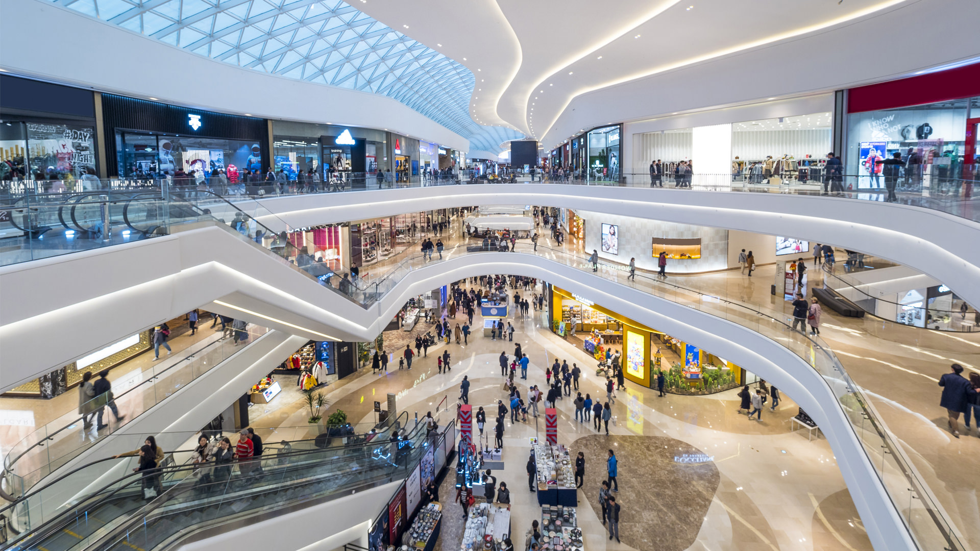 寬敞的內部空間營造出明亮舒適的購物體驗。 寬敞的內部空間營造出明亮舒適的購物體驗。