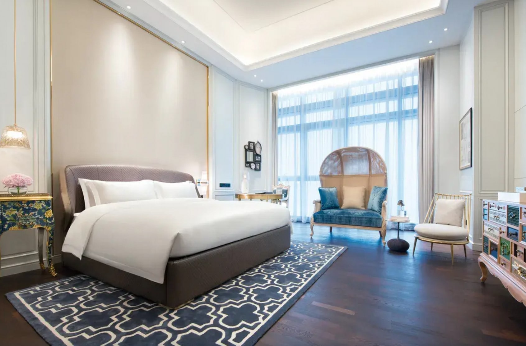 Luxury Post-Modern Style King Room Reference Image