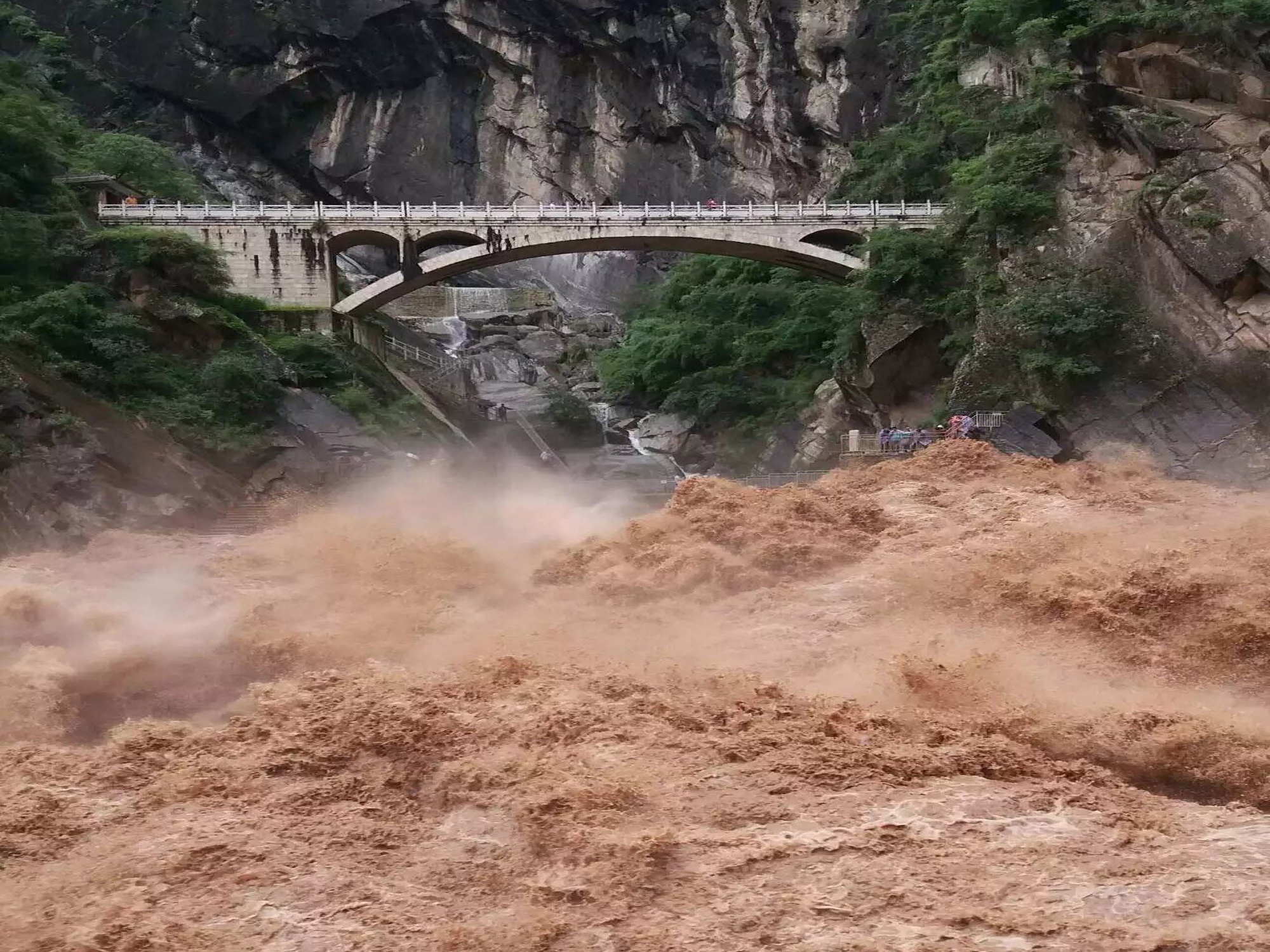 Tiger Leaping Gorge is one of the top ten most beautiful hiking routes recommended by National Geographic. It is the first gorge of the Yangtze River and crosses between Haba Snow Mountain and Yulong Snow Mountain.
Tiger Leaping Gorge Travel Guide:
The Ti