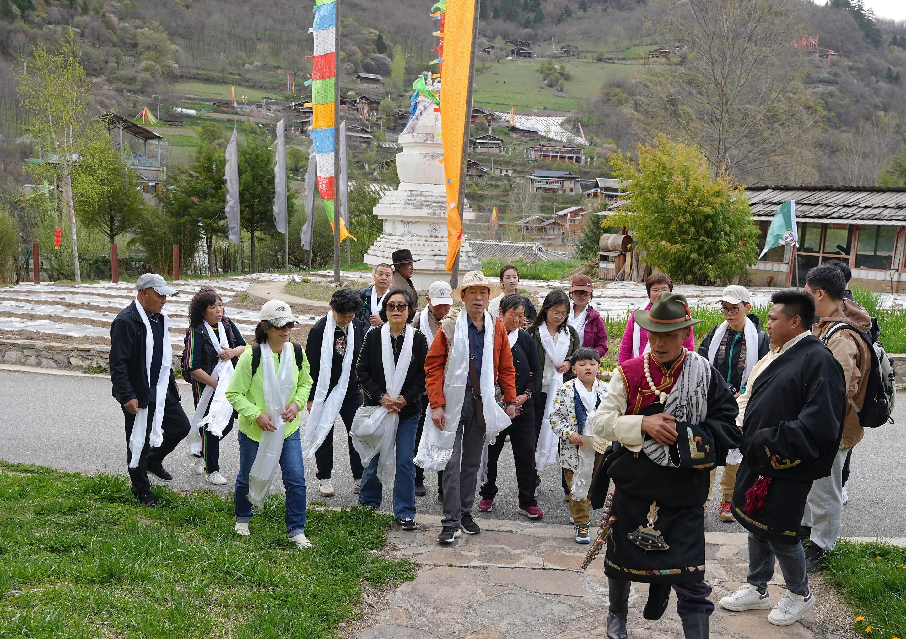【私享定製團】四川九寨溝黃龍3日/4日遊（可選高鐵往返+入住豪華酒店+藏裝旅拍+古寨騎馬+黃龍+都江堰趣味講解+四姑娘山）