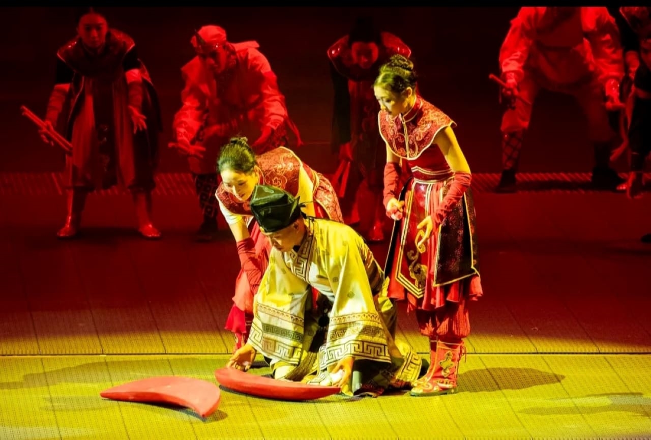 舞臺上呈現極具儀式感的一幕,角色身著傳統服飾,在紅色光影下俯身互動。通過動作姿態,在演繹潮汕民俗裡的家族故事、禮儀傳承,以戲劇化呈現,傳遞本土文化中對宗族、傳統的敬重 舞臺上呈現極具儀式感的一幕,角色身著傳統服飾,在紅色光影下俯身互動。通過動作姿態,在演繹潮汕民俗裡的家族故事、禮儀傳承,以戲劇化呈現,傳遞本土文化中對宗族、傳統的敬重