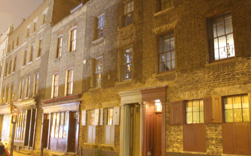 磚砌建築與老舊燈具，營造出1888年令人不安的氛圍