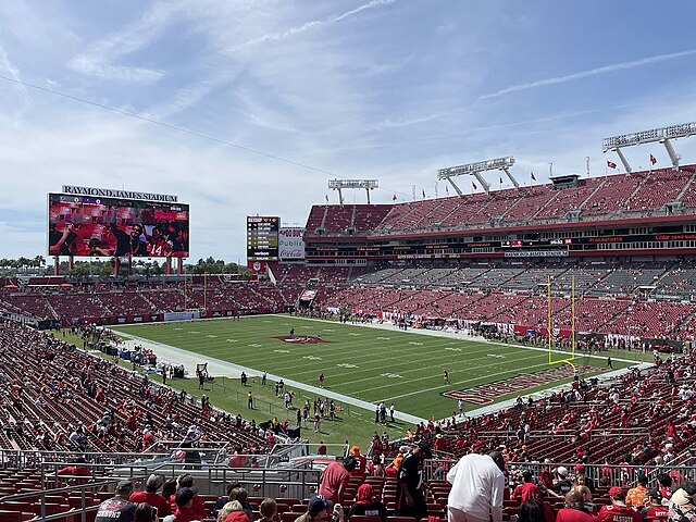 坦帕灣海盜隊（Tampa Bay Buccaneers）在雷蒙德·詹姆斯體育場（Raymond James Stadium）的橄欖球比賽