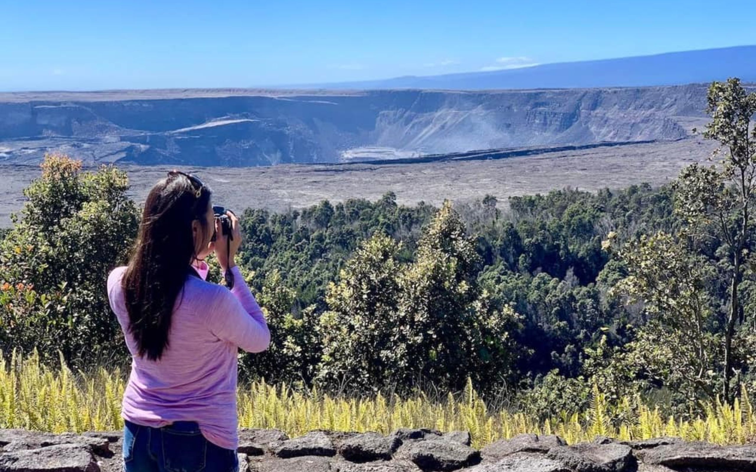 探索夏威夷火山國家公園的原始之美，同時捕捉基拉韋亞火山廣闊火山口的壯麗景色。