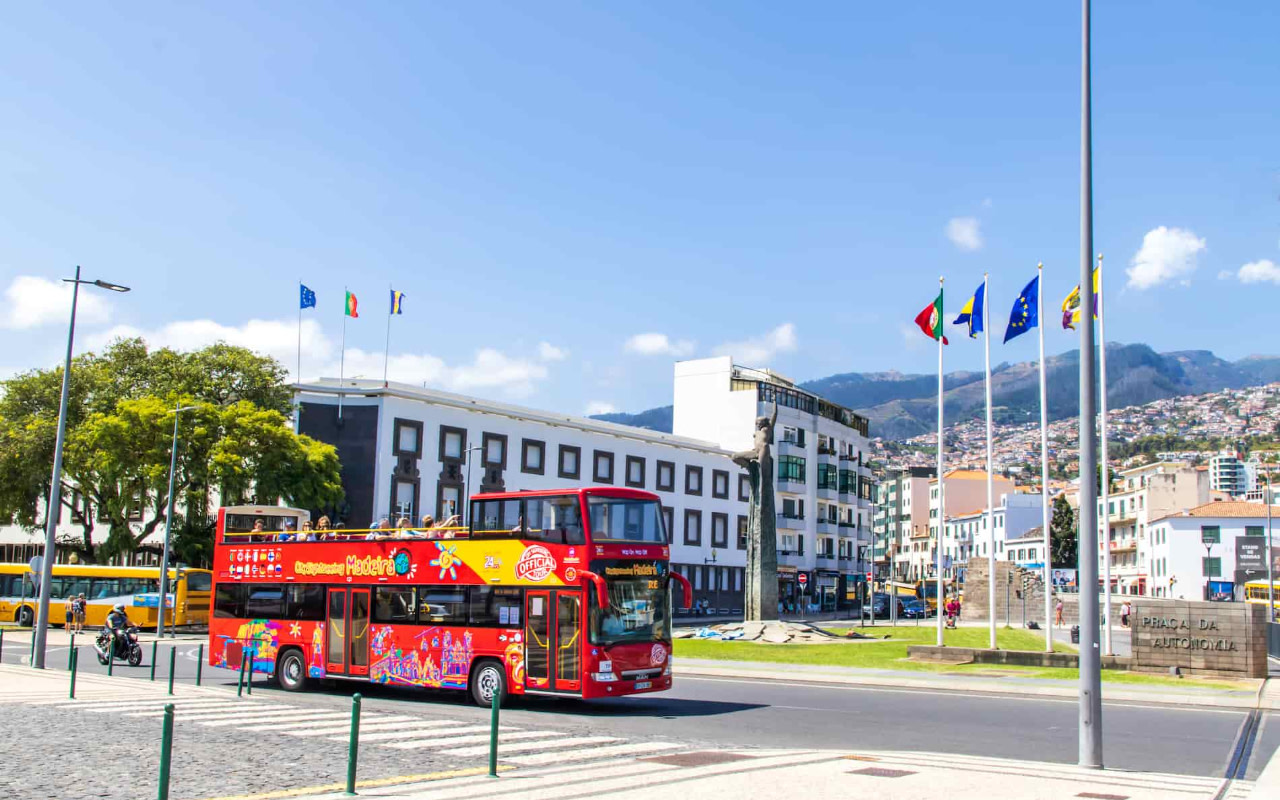 搭乘舒適的敞篷觀光巴士，探索里斯本充滿活力的街道和令人驚嘆的建築。