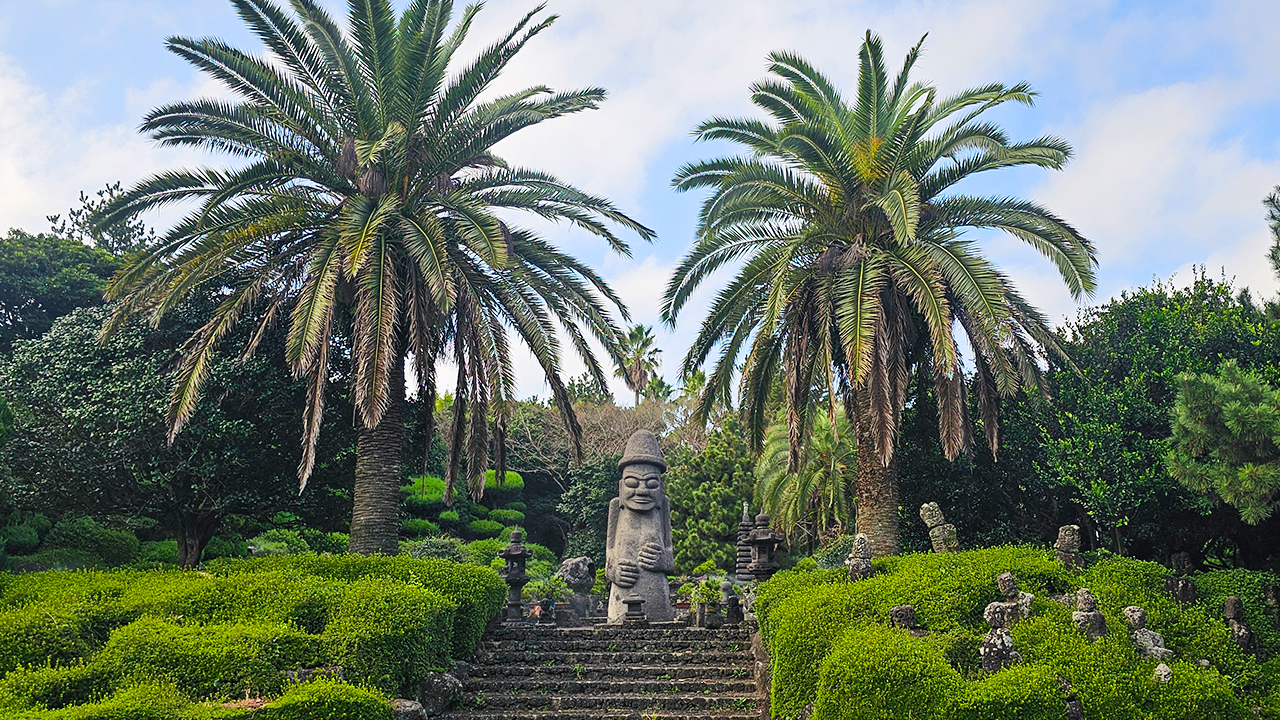 「晨曦樂園」擁有繽紛的景觀、蜿蜒的小徑和寧靜的池塘，是絕佳的拍照打卡點。