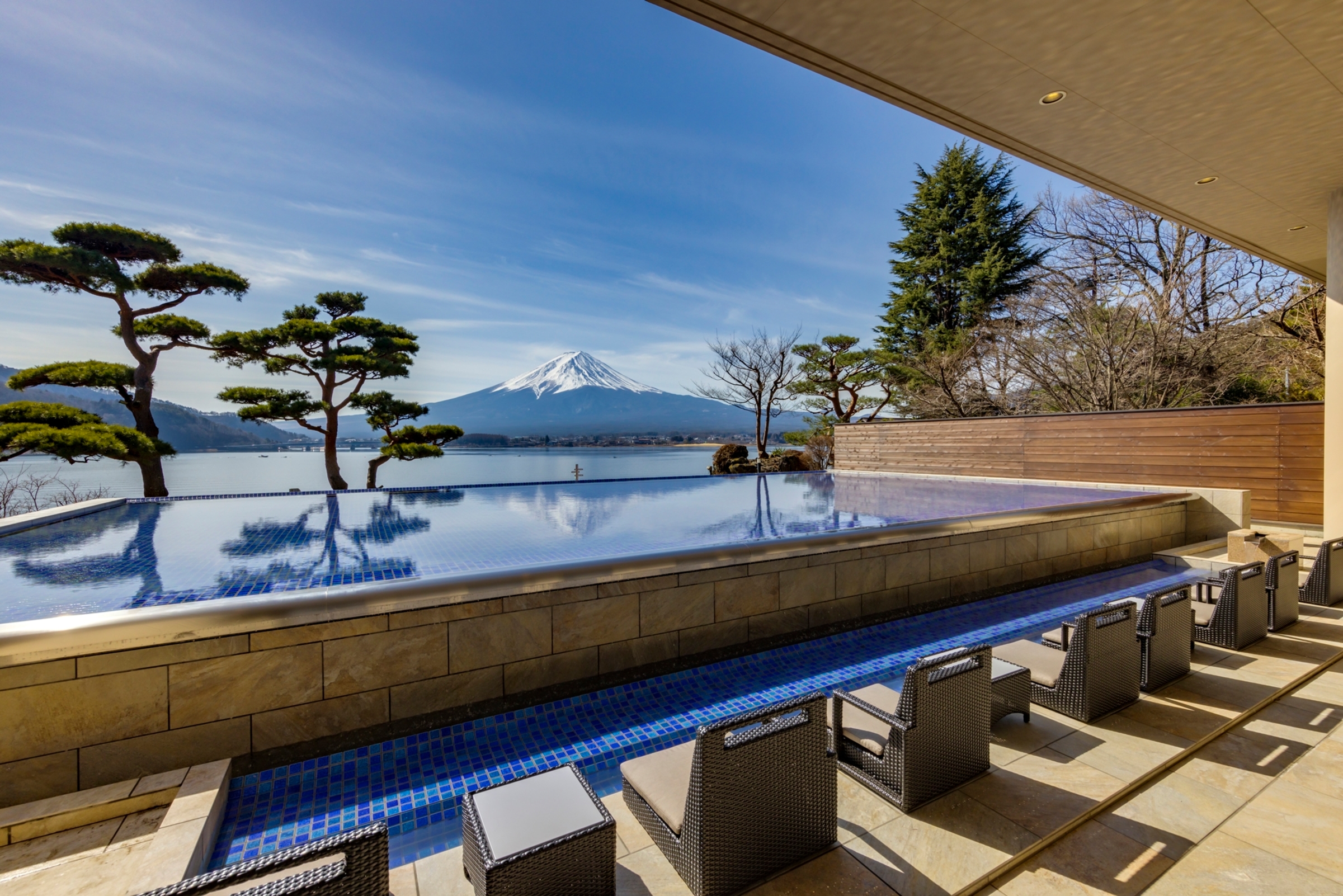 秀峰閣湖月：富士山景日式溫泉旅館 一泊二食