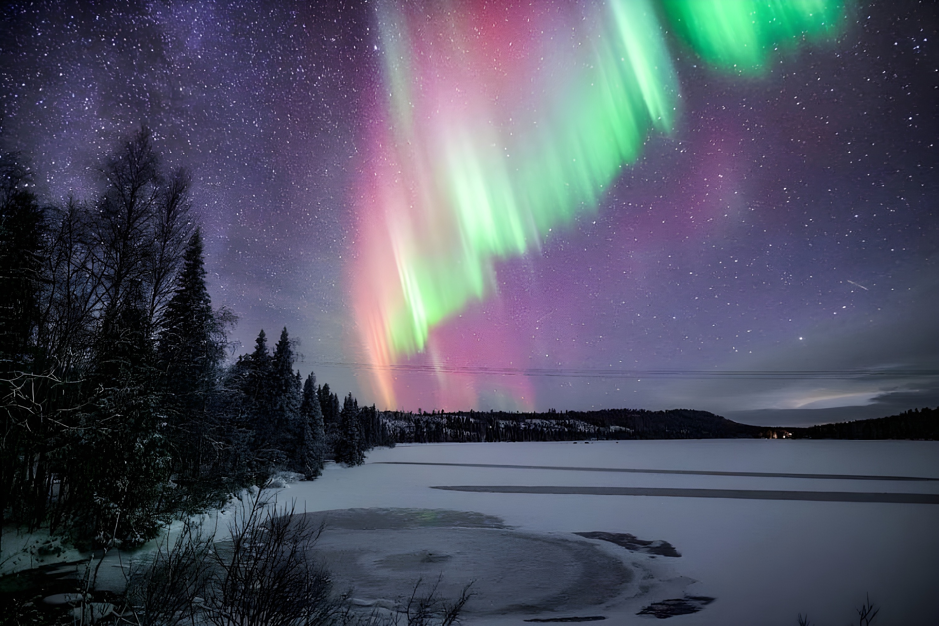 漂浮在冰冷的水域上空，在寂靜的拉普蘭天空中沉浸於神奇的北極光