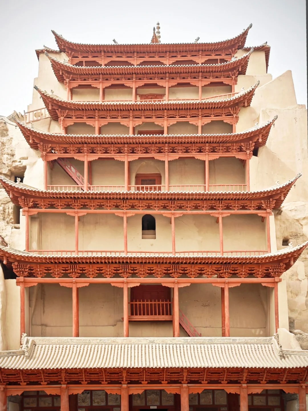 第三日，我們將遊覽敦煌兩大景點，莫高窟和鳴沙山月牙泉。9 點開始參觀我國著名的四大石窟之一，也是世界上現存規模最宏大的石窟，【敦煌莫高窟】。它至今保留有從十六國、北魏至元朝等十個朝代歷時一千多年的多種類型洞窟千餘個，壁畫 45000 多平方米，彩塑像 2000 身。洞窟鱗次櫛比，形如蜂房鴿舍，莫高窟是當今世界規模最宏大、內容最豐富、藝術最精湛、保存最完整的佛教石窟寺，1987 年被聯合國教科文組織列為世界文化遺產。