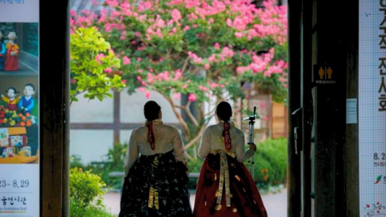 每個角落都有別具特色的景致，無論是韓屋的木門、瓦頂，還是櫻花樹下的街道，都能成為穿韓服時的完美背景，讓每一張照片都充滿美感！