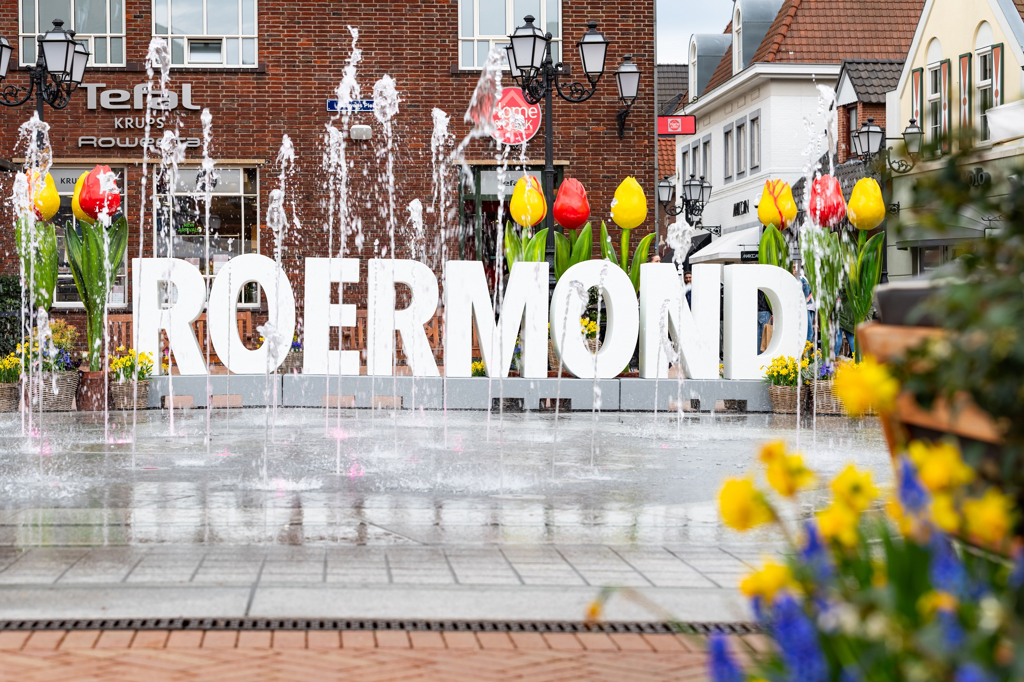 Welcome to Designer Outlet Roermond. With over 200 premium and luxury brands, like Burberry, Salvatore Ferragamo, Versace and many more. Surprising and varying entertainment and 20 tasty hospitality options.Roermond offers a unique international shopping 