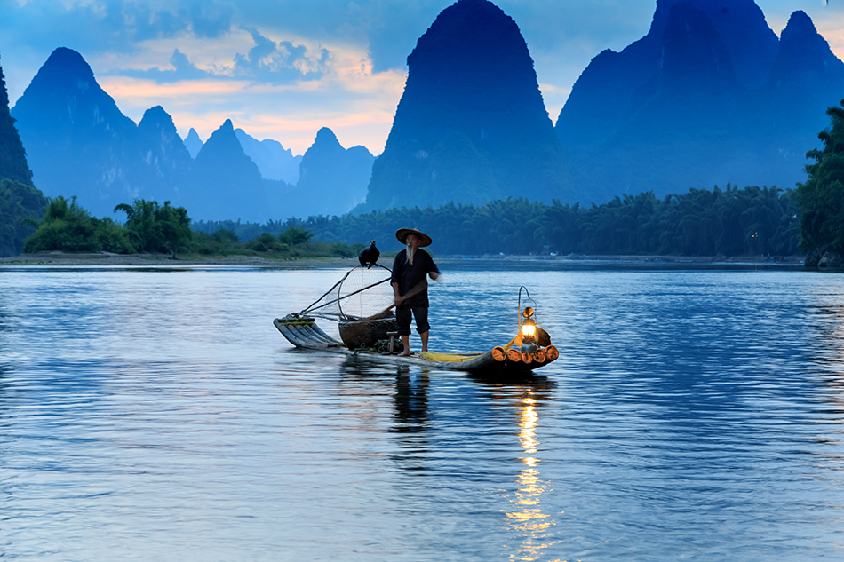 灕江遊船：從桂林至陽朔的灕江遊船是欣賞百里畫廊的最佳方式。航線途經九馬畫山、黃布倒影等經典景觀，20元人民幣取景地盡收眼底。乘坐觀光船順流而下，兩岸奇峰倒映在碧綠江面，宛如漫步水墨長卷，全程約4小時，是體驗桂林山水精髓的首選。