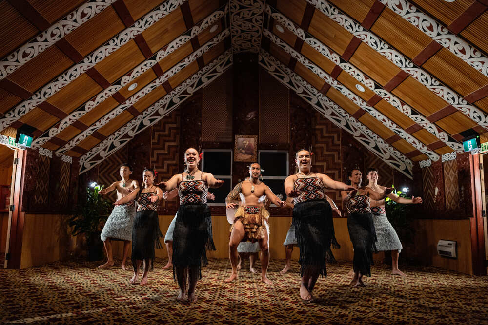 在傳統雕刻的聚會場所 Te Aronui a Rua，親身體驗哈卡舞、毛利球和毛利歌謠的震撼力
