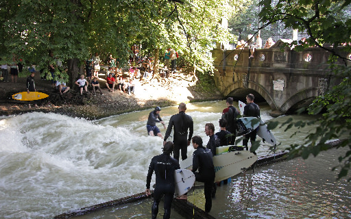 在英國花園的艾斯巴赫河，體驗獨特的衝浪樂趣。