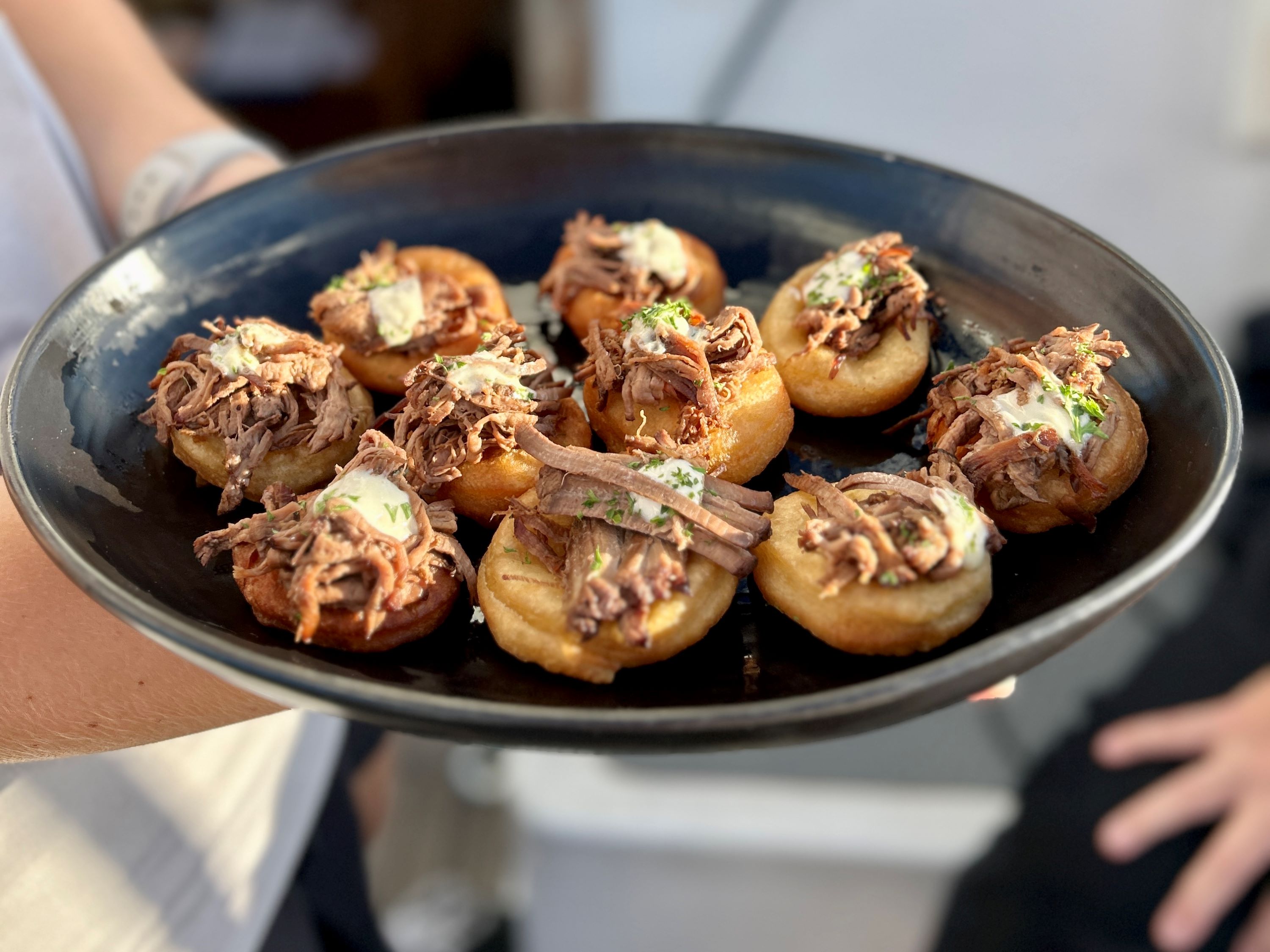 盡情享用豐盛美食，另提供素食和無麩質餐點。