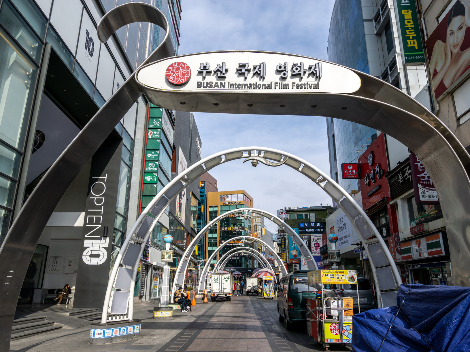 BIFF廣場:在BIFF廣場,沿著釜山電影歷史的紅毯漫步,這個充滿活力的電影地標周圍環繞著世界級的名人手印和令人垂涎的街頭小吃攤。 BIFF廣場:在BIFF廣場,沿著釜山電影歷史的紅毯漫步,這個充滿活力的電影地標周圍環繞著世界級的名人手印和令人垂涎的街頭小吃攤。