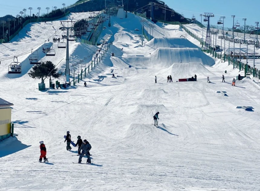 南山滑雪場地處北京密雲區，從市區核心地段駕車約 2 小時可達，是北京周邊規模最大的滑雪場之一，場地開闊、設施完備，尤其適合全家共同體驗冰雪樂趣。​專屬司機會從您的飯店全程接送，抵達後在停車場等候返程，您可帶家人自由進入雪場暢玩，滑雪時能沐浴近郊山林的清新空氣，場地內還設有親子互動區域，讓孩子在安全環境中感受冰雪魅力，全家可共享溫馨的冬日時光。​
這裡雪道兼顧全年齡段，同時配備超大雪具租賃中心、溫暖休息區和親子餐廳，老人、孩子、成人都能在超大場地裡，輕鬆享受安全專業的全家滑雪樂趣。